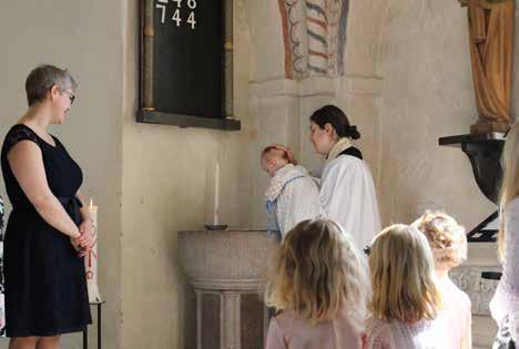 Hilmars dop i Följ med familjen Björk i planeringen inför Hilmars dop i Söndrums kyrka.