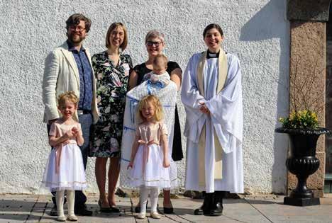 faddrar Aron och Sanna har valt att ha en fadder, Sannas barndomskamrat. De har medvetet valt att inte ha någon släkting som fadder.