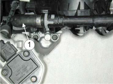 8/11 N Demonter platen under motoren. Kapp slangen (1) så nærme vinkelen som mulig. N! Minimum 45mm. fra røret. Monter enden () fra røret på det nedre uttaket på varmeren.
