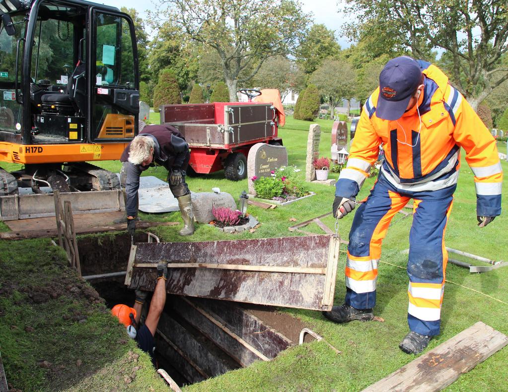 Regnet börjar falla men arbetet fortgår oförtrutet. Många skulle nog vara tveksamma till att arbeta tungt när det regnar ute men det är en kyrkogårdsarbetares vardag.