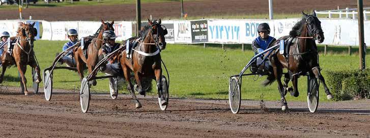 nyhetsbörsen juli2013 Chrystal och Anna ordnade dubbel Chrystal Keeper sprintar undan till karriärens första seger. Leif Witasp noterades för en dubbelseger på hemmabanan Rättvik ikväll.