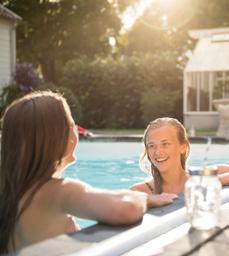 Åtta lektioner för att nå din pooldröm. Feel the pleasure of premium. Redan mot fotsulan. Glasfiber är det absolut skönaste material du kan ha mot din hud när du badar.