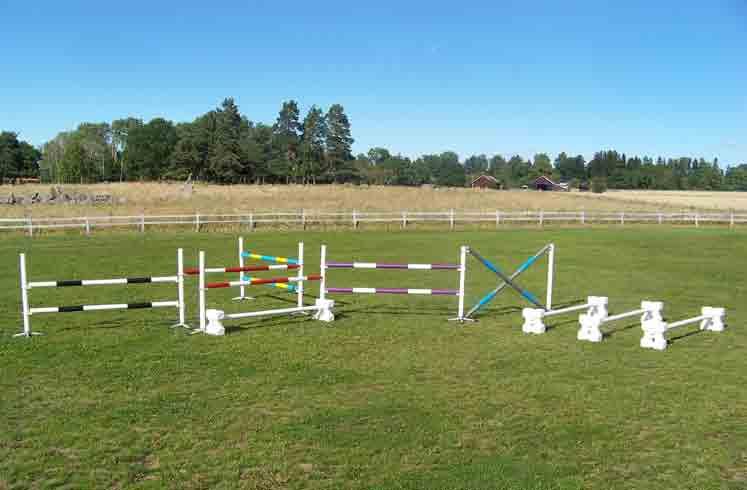 Sid. 18 Träningspaket TRÄNINGSPAKET 2 2460A Paket 2A 10832:- 13540:- Paketet innehåller: 8 st cavalettiblock, 4 st cavalettibommar, 8 st enkelstöd, 10 plastade träbommar 3,0 m, 20 st bomhållare, 20