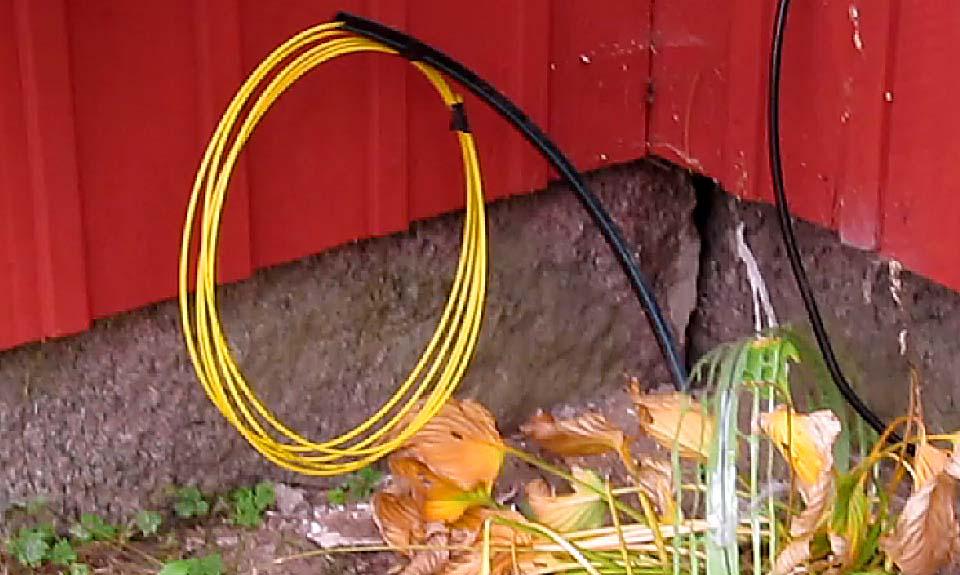 Fas 4 Blåsning av fiberkabel Detta innebär att vi kommer att blåsa in en fiberkabel i de rör som vi tidigare har grävt ner, en slinga kommer att hängas på röret som grävts ner genom er tomt innan