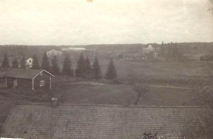 Jordbrukskolan började på nytt sin verksamhet år 1919 i Ingå och skogsvaktarskolan år 1918 i Ekenäs Under Sumelius tid blev gårdens ägor delvis parcellerade.