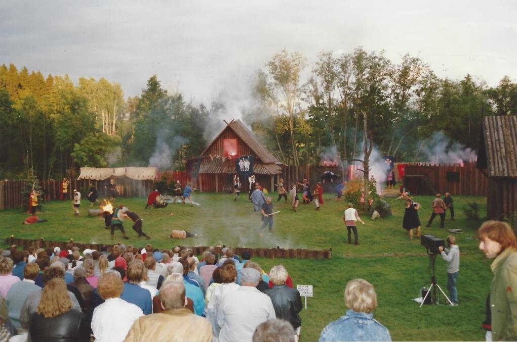 Härvid tog hon ställning till hur Söderkulla gårds omgivning kunde utvecklas i framtiden Sibbos vänort Frederikssund uppförde BJÖRN DEN BLODIGE på Söderkulla utescen 1989 Litteratur: -Christer Kuvaja.
