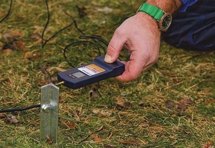 12. Volt alarm Om du köpt DeLaval volt alarm monteras det på tråden, se bild 25. Volt alarmet kommer nu att blinka med varje puls. Slutar alarmet blinka är det något fel. 13.