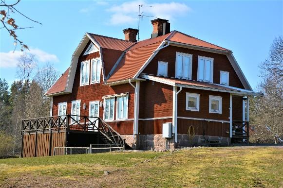 Stomme av trä, fasad av trä. 3-glasfönster, plåttak.