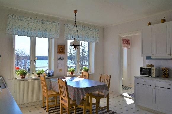 Uppvärmning via bergvärme, ny värmepump 2008 och samt vedspis i