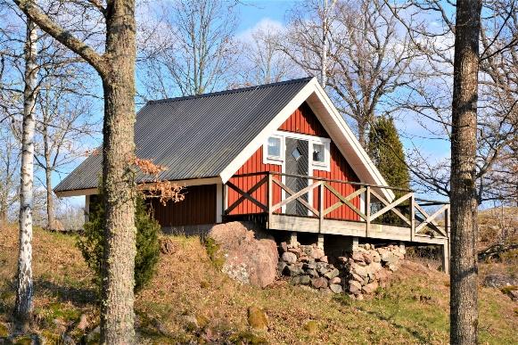 Gäststuga Mycket fint 1 ½ plans hus som är till stora delar renoverat under 1990-talet.