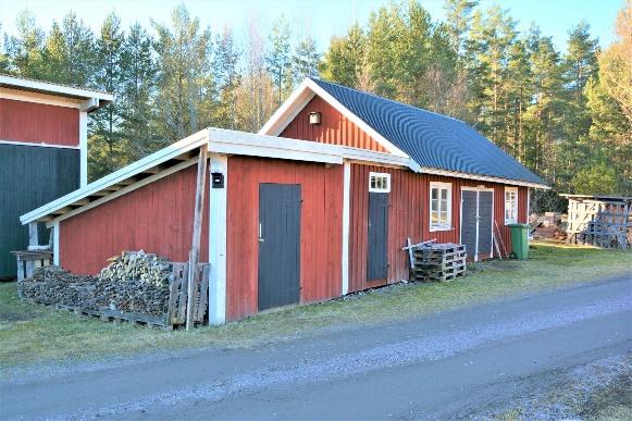Förråd Byggnad med fasad av trä och plåttak. Innehåller en vedbod, en snickarbod med 3-fas, gjutet golv.