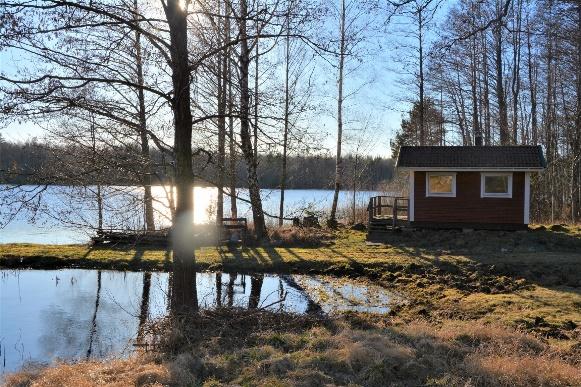 Jordkällare Gammal potatiskällare som har en överbyggnad i trä med plåttak, plats för enkel övernattning.