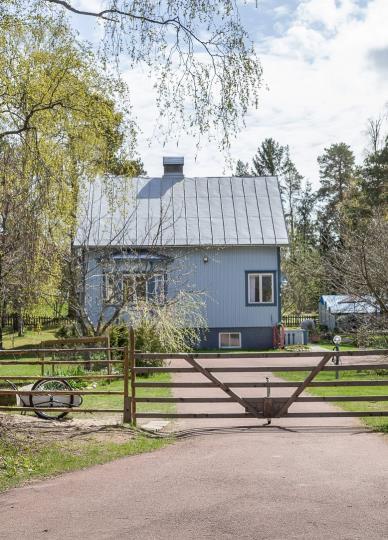 GARAGE Garagebyggnade är uppförd i lösvirke på gjuten platta under falsat plåttak ca 2006.