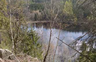 Det böljande skogs- och odlingslandskapet öster och norr om orås Detta är kommunens högst belägna område. Här finns torrare skog och bättre odlingsmarker.