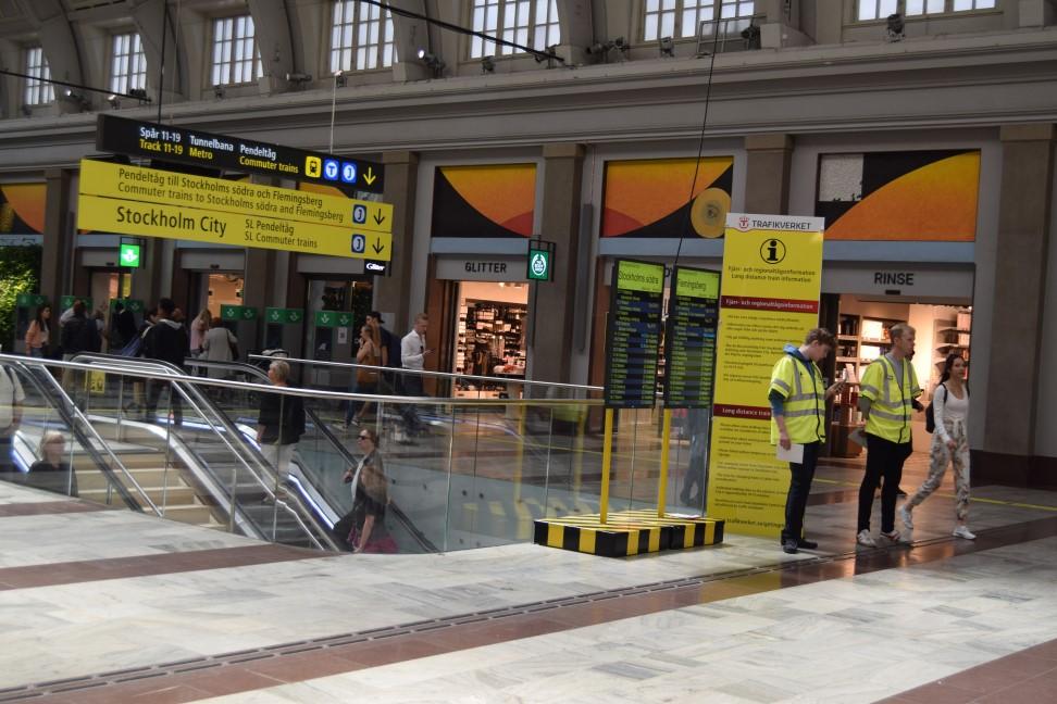 Det var ett mycket stort arbete för Trafikverket och deras entreprenörer. Längs med hela sträckan lades ut ny räls, signaler och kontaktledningar.