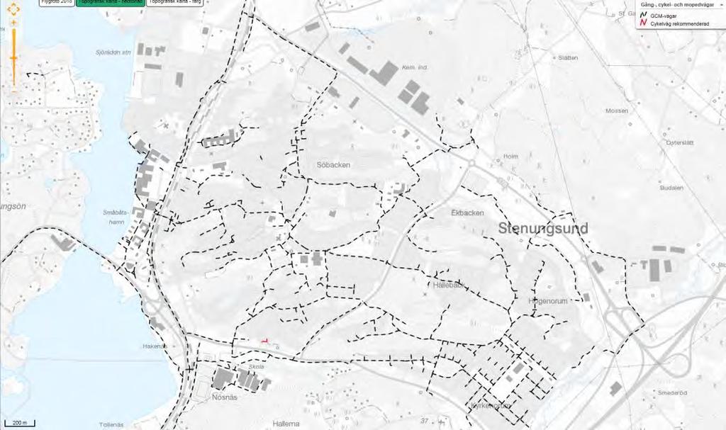 Öster om järnvägen ligger ett stort område med bostäder och inom detta område finns ett stort antal lokalgator, dessa gator har endast ett fåtal möjliga förbindelser till kringlederna.