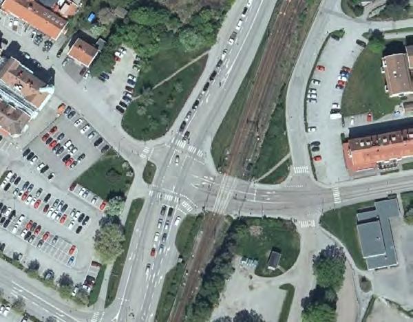 5.4 Doterödsvägen/Bohusbanan Nuläge Bohusbanan ligger idag i samma plan som Doterödsvägen vilket innebär att trafikanterna måste korsa järnvägen för att ansluta till Göteborgsvägen eller Strandvägen,