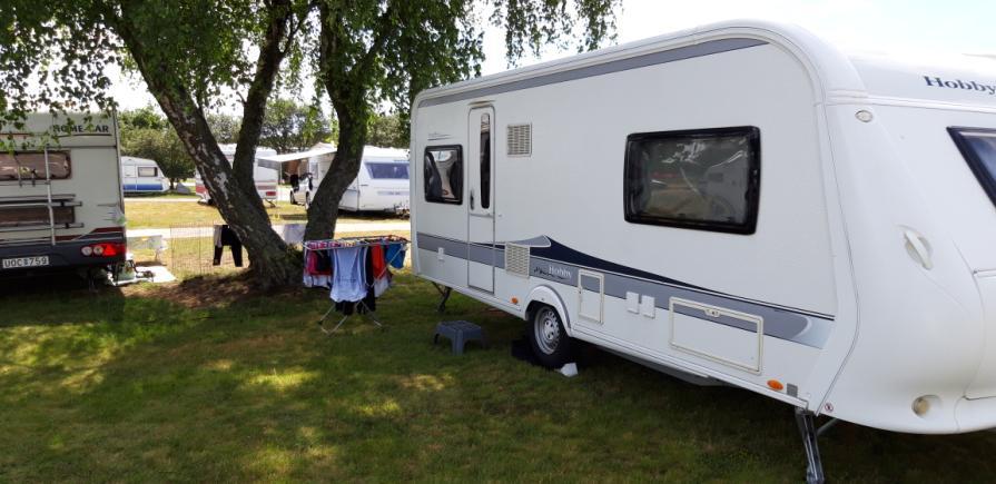 På campingen finns tre servicebyggnader innehållande toaletter, duschar, skötrum, tvättmaskiner, torktumlare, ugnar, mikrovågsugnar och diskmaskiner.
