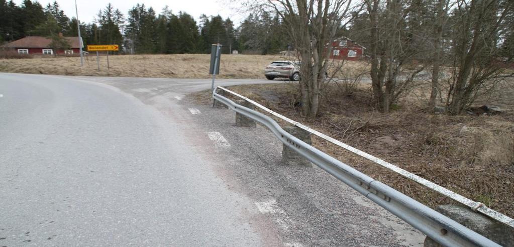 Figur 7. Exempel på skadad räckesbalk på broräcke som inte uppfyller nuvarande standarder, situation 9 väg 631.