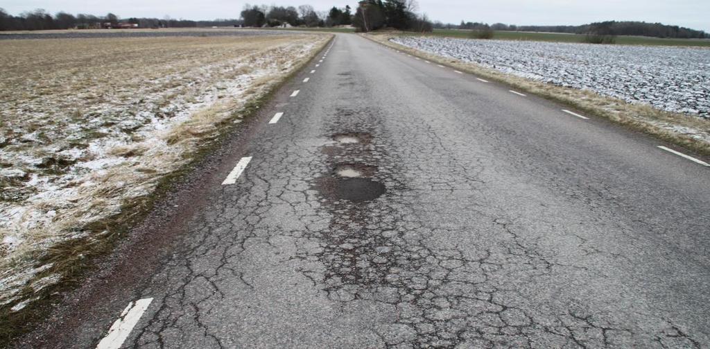 Figur 38. Exempel på trasig beläggning på vägen, situation 4 väg 631. Figur 39.