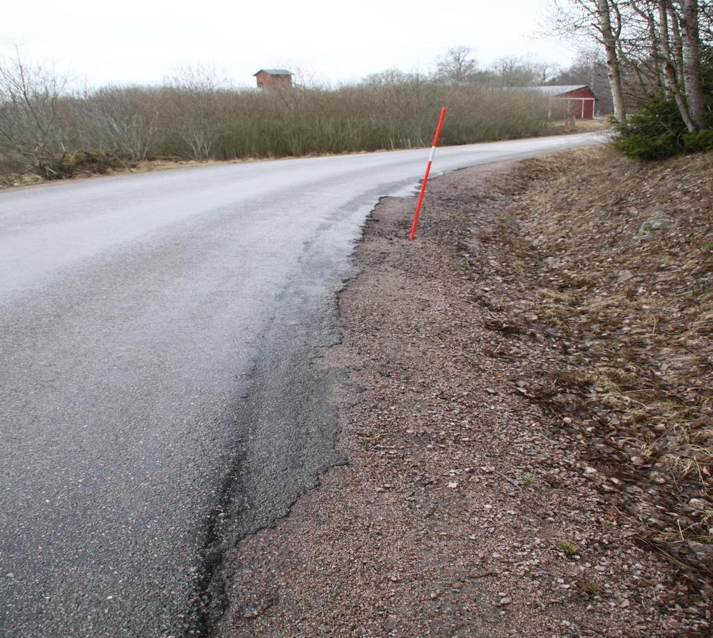 Figur 40. Exempel på trasig stödremsa i vägens innerkurva, situation 4 väg 678.