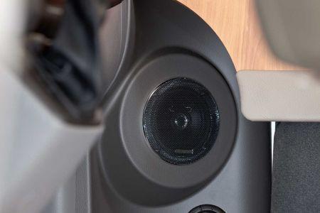 Färdig för radio och TV Hjälpande ytterbelysning Kylt på bästa sätt Högtalare i sov- och bodelen, kablage och uttag