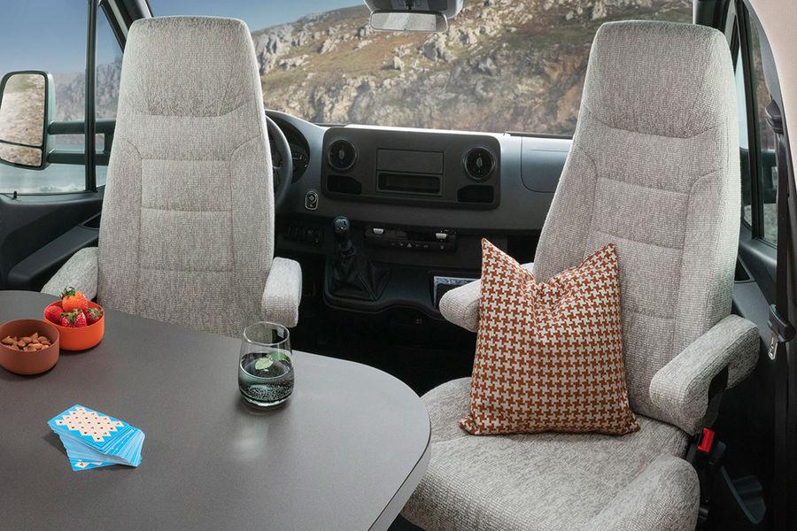 Bästa blickfält Plattskärmsfästet i HYMER ML-T kan dras ut åt sidan om så önskas.