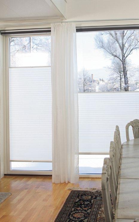 Ett snyggt och mycket praktiskt solskydd av textil som kan ersätta gardiner. Ger ett behagligt mjukt ljus i rummet.