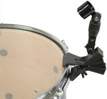 på slagverk, t ex Congas eller Timbales. D-Clamp består av en liten skruvtving, en justerbar svanhals och en mikrofonklämma för D-serien.