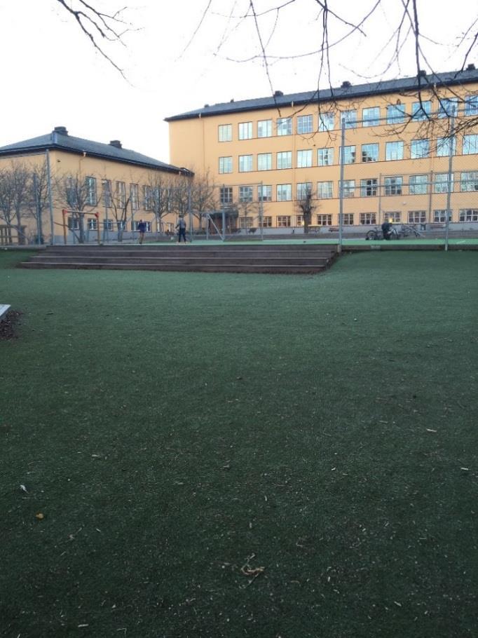 22 (28) Figur 8 Bilder på genomsläppliga beläggningar. Konstgräs i vänstra bilden, och markarmering i betong i högra bilden. 7.