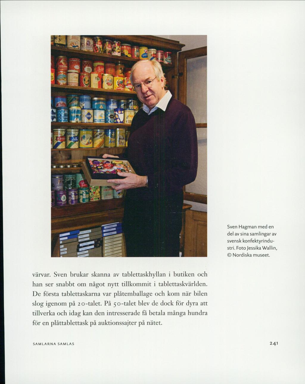Sven Hagman med en del av si na sam lingar av svensk konfektyrindu- stri. Foto Jessika Wallin, Nordiska museet. värvar.