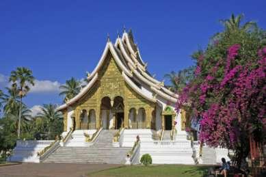 Härifrån flyger ni med Vietnam Airlines direkt till Luang Prabang i grannlandet Laos. Denna stad sattes upp på Unescos världsarvslista redan 1995: "Sydostasiens bäst bevarade stad" löd motiveringen.