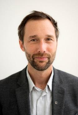 Tyvärr ser vi inte samma ökning i antalet arbetade timmar vilket tyder på att fler hos oss jobbar mindre.