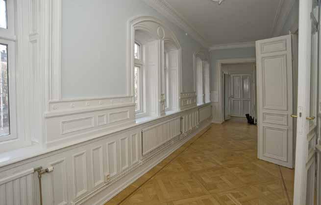 GALLERIHALL I HUS 3A. RUMMET HAR EKPARKETTGOLV, ORNERADE STUCKLISTER OCH BRÖST- OCH FÖNSTERPANELER I SAMMA STIL SOM DE HELFRANSKA DÖRRBLADEN. FOTO: J. MALMBERG.