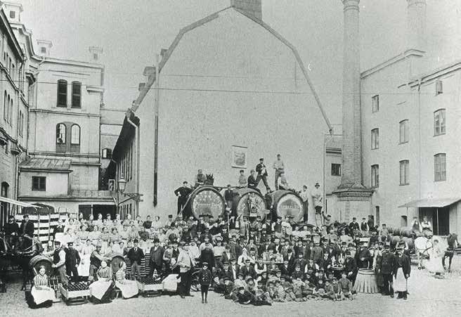 NÜRNBERGBRYGGERIETS PERSONAL ÅR 1900 FRAMFÖR GÅRDSHUSET. OKÄND FOTOGRAF. F 91108, DN NEG NR 17, SSM:S ARKIV.