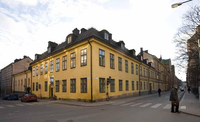 BRYGGARE ROOS BOSTADSHUS FRÅN 1761 I HÖRNET BJÖRNGÅRDSGATAN / HÖGBERGSGATAN (GATHUS 1). TILL HÖGER DET TVÅ VÅNINGAR HÖGA GATHUS 2. FOTO: J. MALMBERG.