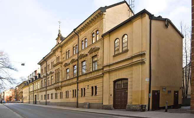 HÖGBERGSGATAN FRÅN VÄSTER. NÄRMAST DEN LILLA BYGGNADEN 3B, BORTOM LIGGER DET NYA BOSTADSHUS SOM BRYGGAREN FRITZ DÖLLING LÄT UPPFÖRA 1885 (3A). YTTERLIGARE TILL VÄNSTER GATHUS 2 OCH 3. FOTO: J.
