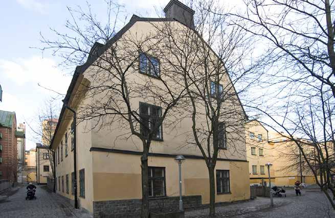 GÅRDSHUSET (NR 4) FRÅN SÖDER. FOTO: J. MALMBERG. Den renoverades på 1980-talet. Ombyggnaden skedde i samarbete med Stadsmuseet. Fasaderna putsades och avfärgades med kalkfärg.