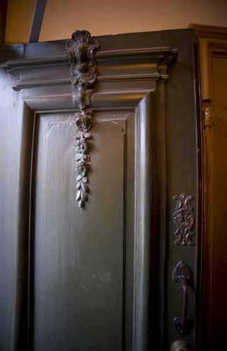 DETALJ AV YTTERDÖRREN TILL ROOS HUS FRÅN 1761 (GATHUS 1). DÖRREN HAR SNIDAD ROKOKODEKOR OCH SPEGLAR MED RUNDADE HÖRN. FOTO: J. MALMBERG.