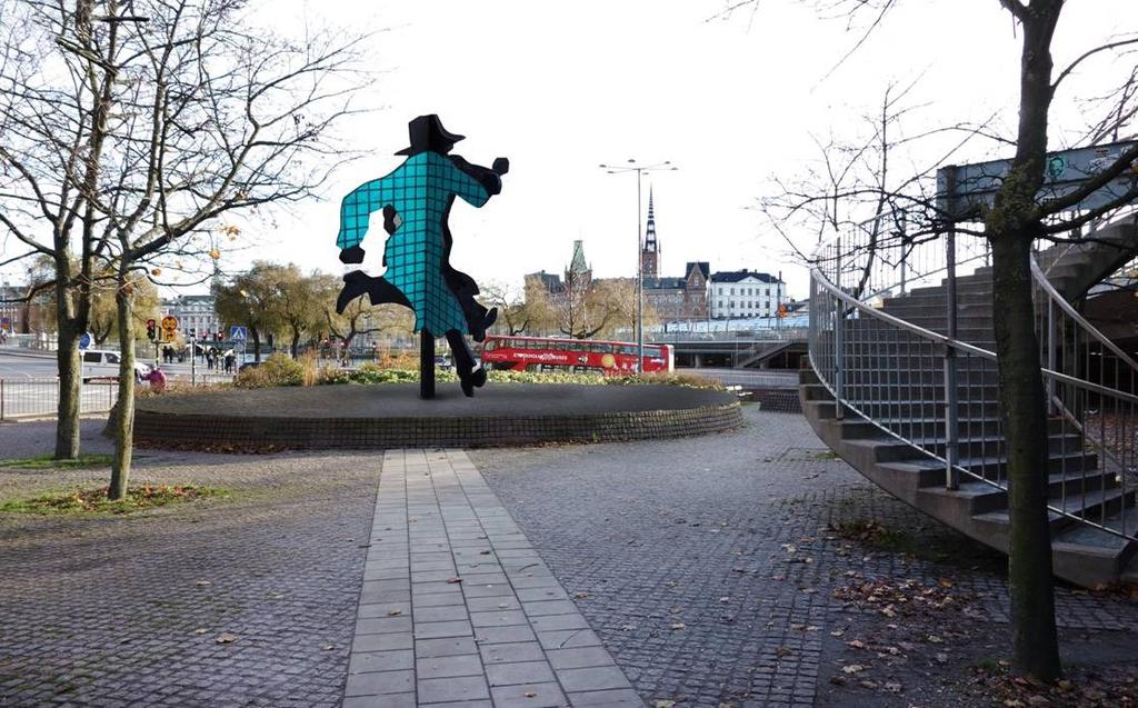trafikkontoret. Resultatet av det blev en större skulptur från en av vår tids främsta konstnärer, Jan Håfström (f. 1937). Skulpturen som föreställer en springande och välbekant man, Mr.