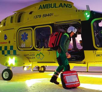 Det är en söndagsmorgon i april och ambulanshelikoptern cirklar ett varv runt den dubbeldäckade bussen som ligger på sidan i diket vid vägen söder om Sveg.