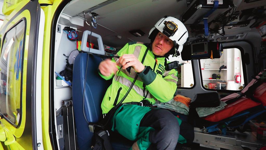Johan har lång erfarenhet av akutsjukvård och han vet av erfarenhet att det inte alltid går bra. Döden är ju svår det är inte bara att dö. Det är både orättvist och rättvist och fint och hemskt.