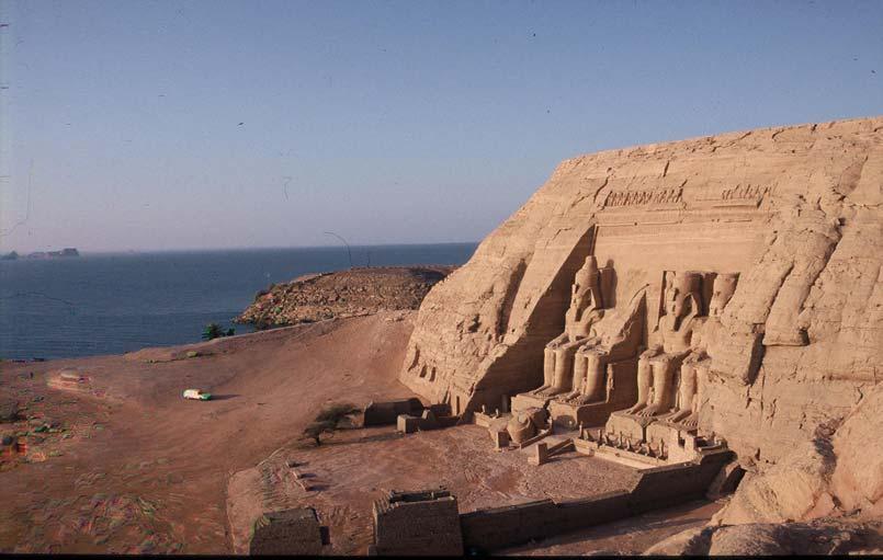 krönta med Egyptens dubbla krona, smyckad med kobran. Mätt från öra till öra är kronan fyra meter.
