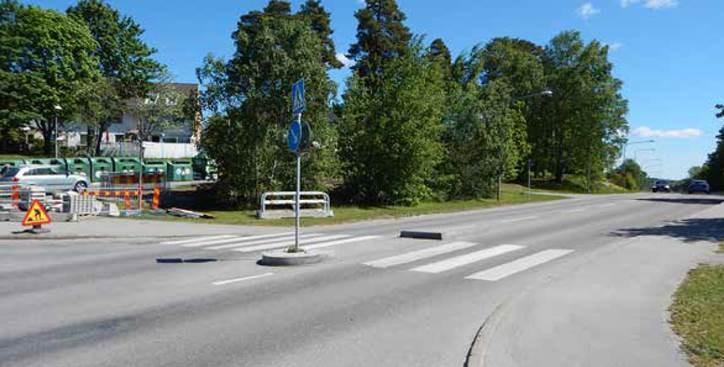 Övergångsstället är utformat med mittrefuger, men i övrigt utan några hastighetsdämpande åtgärder. Bild 6.