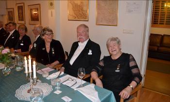 I matsalen hade KM Ingrid Hansson låtit duka med logens färger och ledde sina systrar, våra valämbetsmän, i konsten att servera vin på ett proffsigt sätt. Odd Fellow-orden 200 år 2019-04-26!