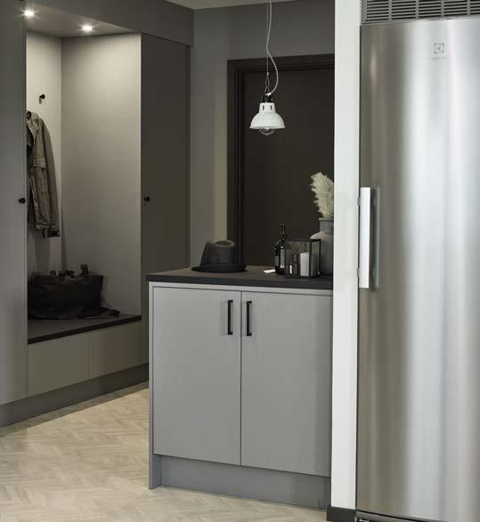 Väggmontera eller använd sockel, hjul eller benstativ i aluminium som finns i