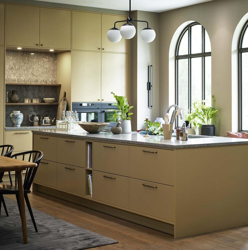 Nyhet! Maja havregul Ett lätt och luftigt kök i enkel, skandinavisk stil. Luckan Maja i den nya varma, vänliga havregula kulören kombineras med sandbeige vägg och vackra, välvda fönster.