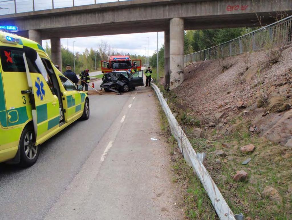 Sida 7(10) Bild 5: Röda pilen visar räcket som fordonet kör upp på och röda stjärnan visar islaget