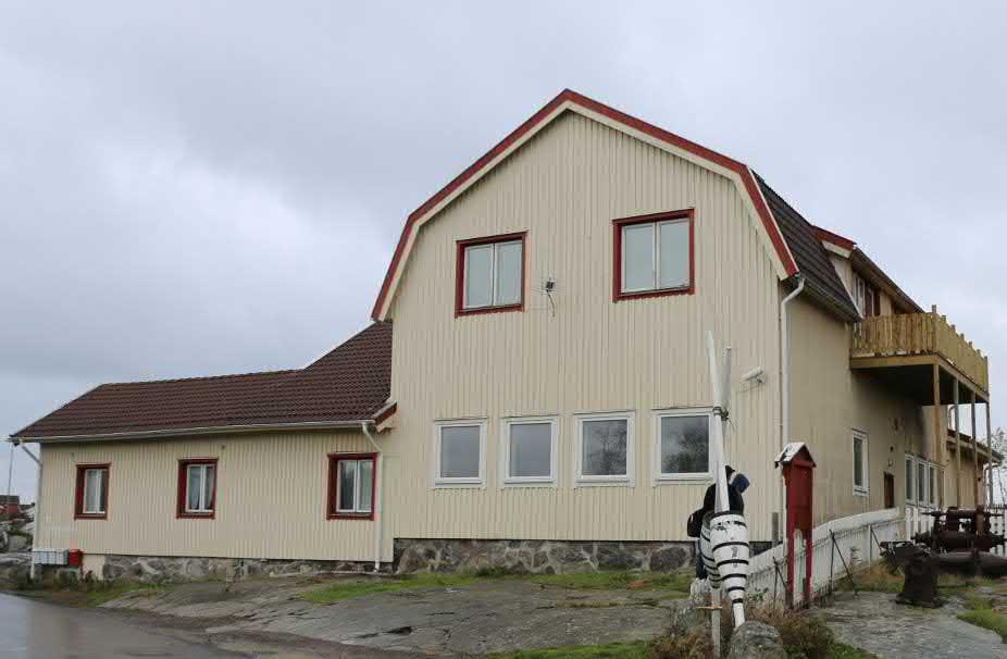 FASAD MOT ÖSTER Den låga tillbyggnaden landar alldeles nära körbanan på Gårdavägen och byggnaden vilar tydligt på det släta berget.
