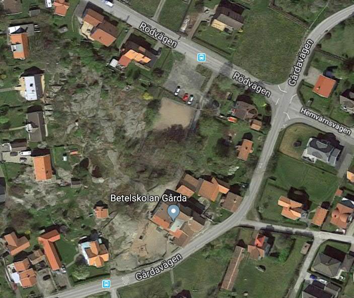 1 BAKGRUND Öckerö kommun undersöker möjligheten att omvandla Gårdaskolan till bostäder, byggnaden ligger i direkt anslutning till Gårdavägen, se figur 1. Figur 1. Gårdaskolan, Öckerö. Källa: Hitta.
